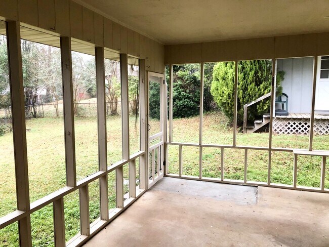 Building Photo - 3 bed 2 bath family rental