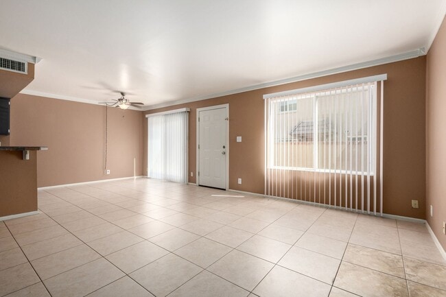 Building Photo - Charming 2-Bed Townhome with Community Poo...