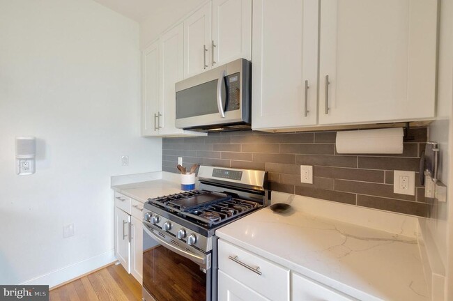 Building Photo - 1214 Linden Pl NE