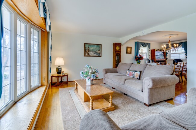 Building Photo - 9215 Cherrytree Dr