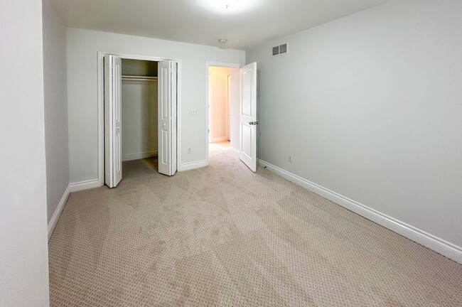 Building Photo - Lakeside Living!