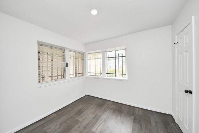 Building Photo - 1207 Park Knoll Ln