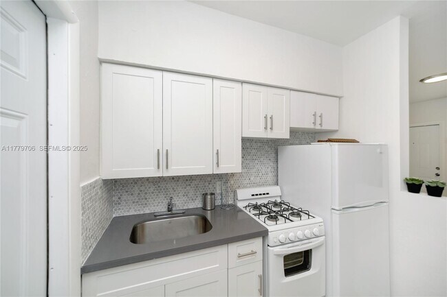 Building Photo - 770 NE 123rd St