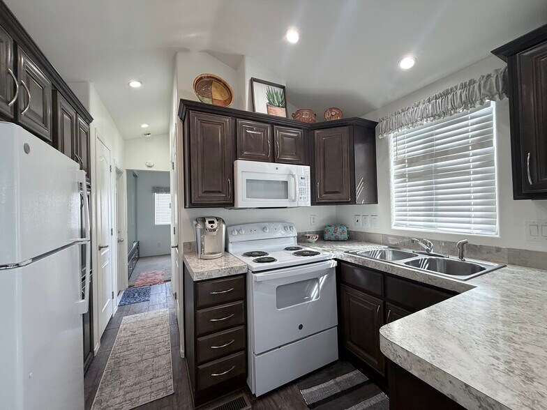 Building Photo - 925 N Plaza Dr