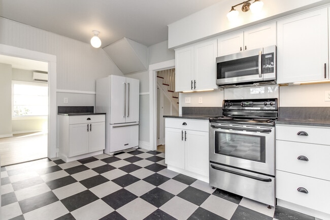Building Photo - 714 S 51st St