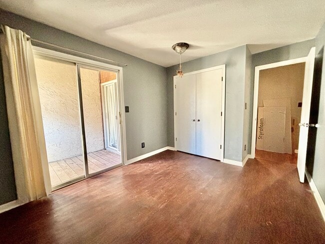 Building Photo - Top-Floor Plaza Condo with Vaulted Ceilings & Dual Balconies