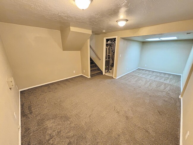 Building Photo - 1652 400 E