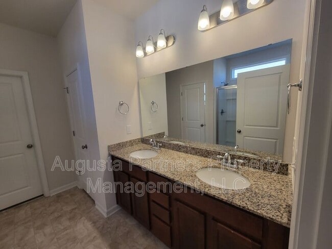 Building Photo - 166 Luxborough Ct