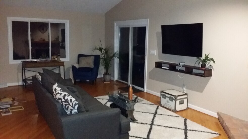 Building Photo - 1 Common Dr