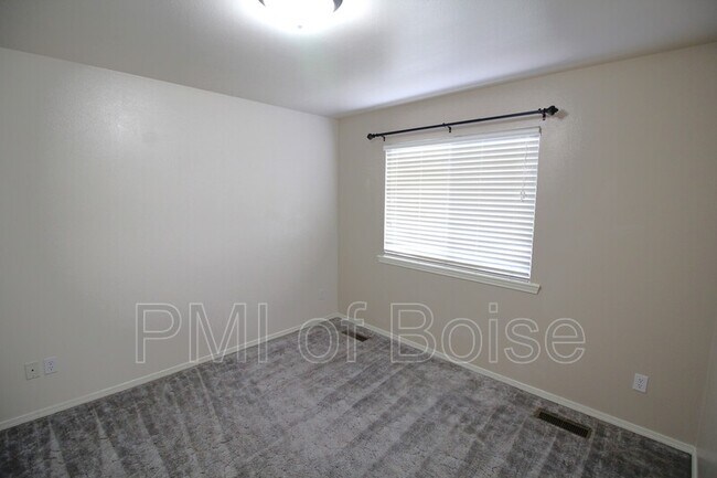 Building Photo - 633 W Idaho Ave