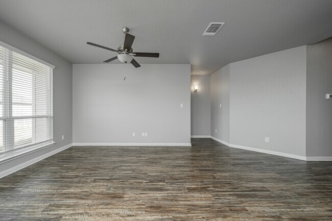 Building Photo - 536 Fallbrook Dr