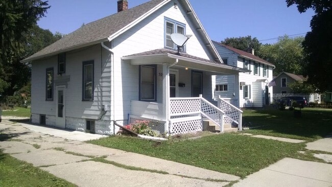 Building Photo - 709 E Memorial Dr