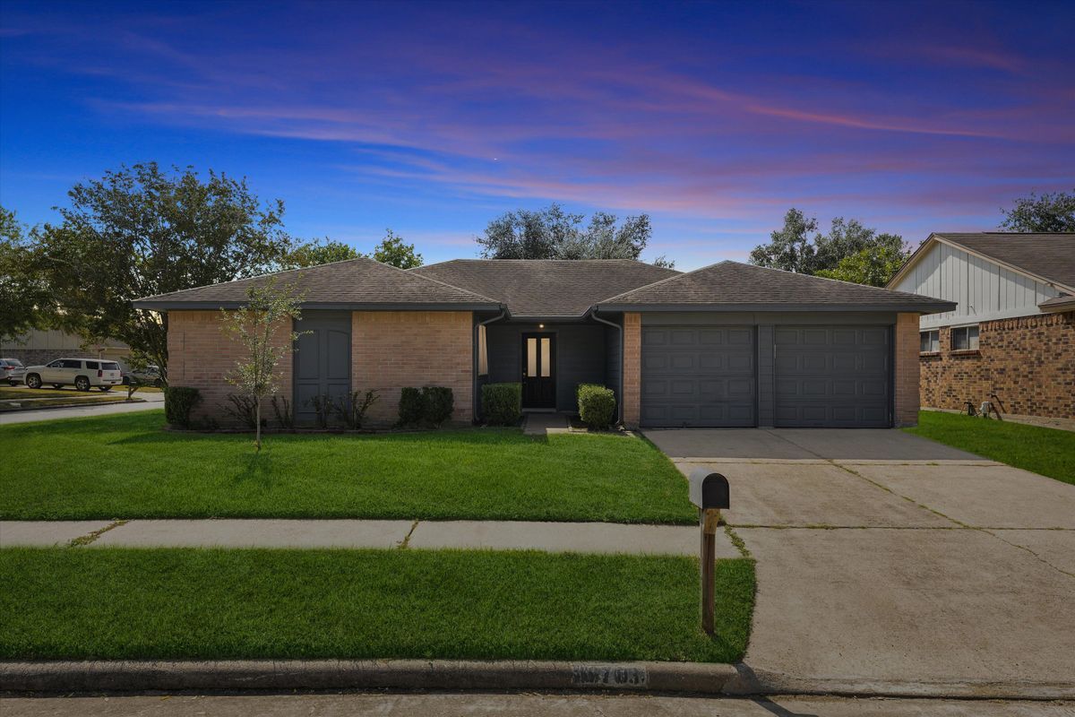 Building Photo - 16703 Pebbleglen Dr