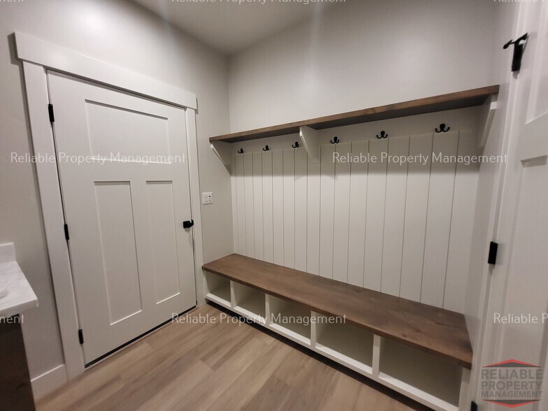 Building Photo - 557 Sagebrush St