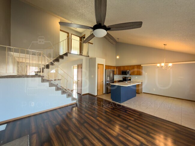 Building Photo - Spacious Split Level