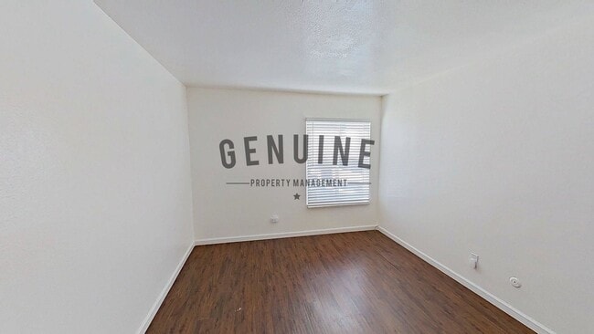 Building Photo - Upstairs 1 Bedroom in Desirable Macarthur Village ~ Community Pool and Tennis Courts