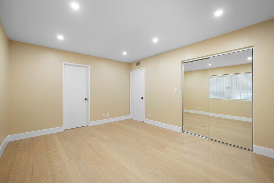 Building Photo - 635 E Elmwood Ave