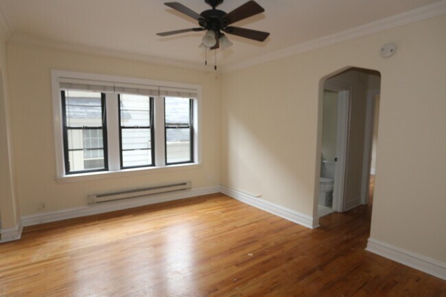 Building Photo - 4740 N Hermitage Ave