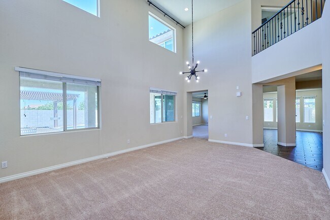 Building Photo - Lynx