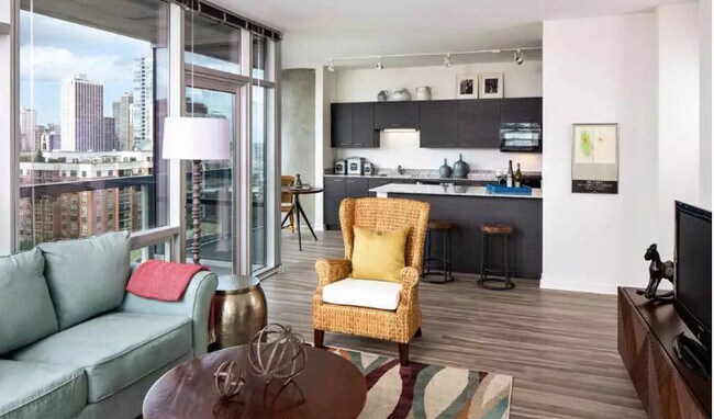 Primary Photo - 820 N LaSalle Dr