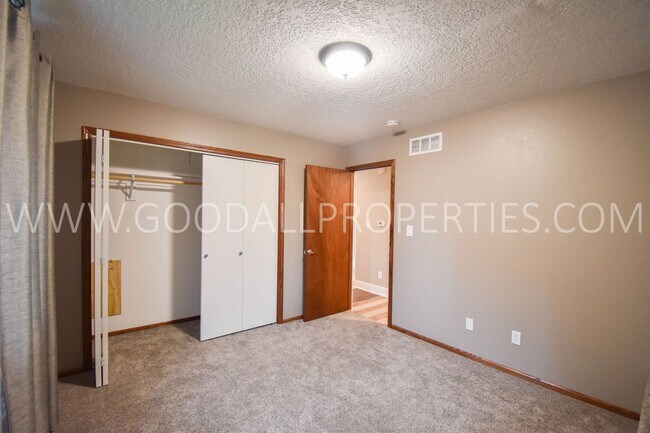 Building Photo - 2 Bedroom + Flex Rm/2 Bath Duplex with Garage