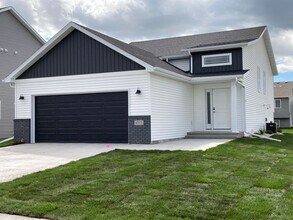 Building Photo - 4 Bed 3 Bath Single Family Home