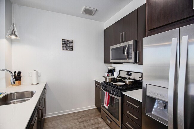 Building Photo - 6803 Staffordshire Crescent