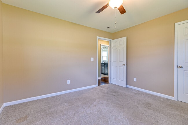 Building Photo - 212 Hillview Dr