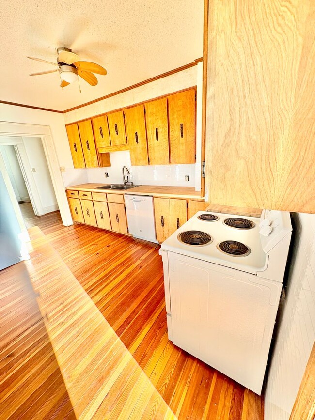 Building Photo - 243 Love St