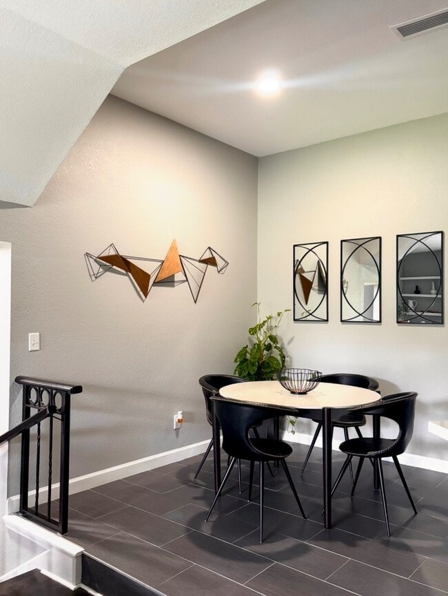 Building Photo - 708 Promenade Pl