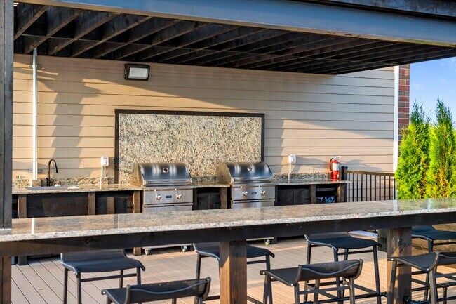 Building Photo - 1610 N Normandy Ave