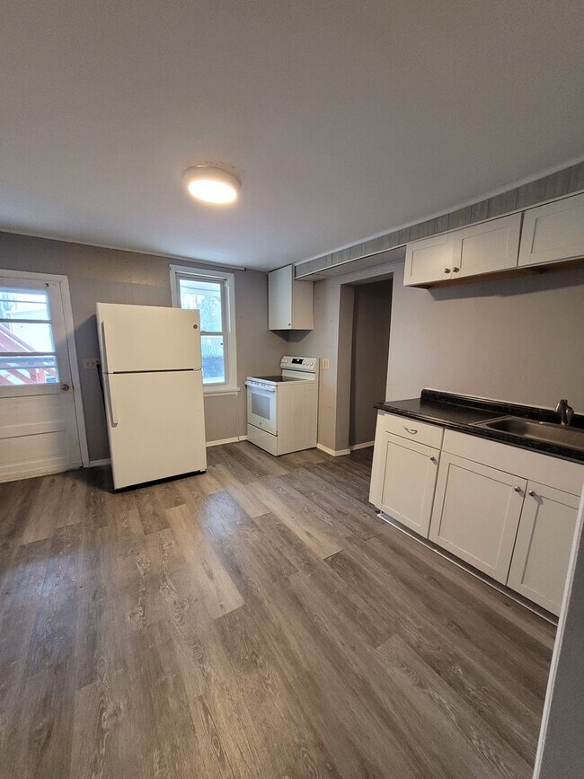 Building Photo - 127 Schoolhouse Rd