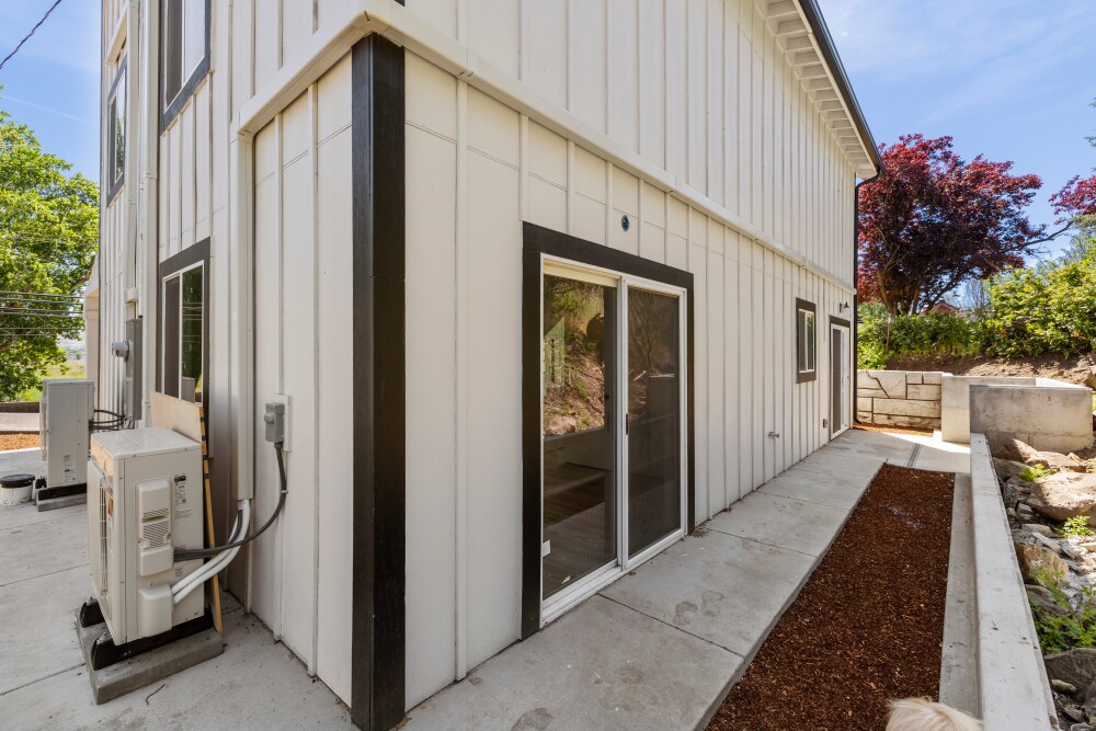 Building Photo - 300 Riverside Dr