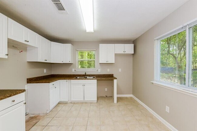 Building Photo - 5296 Kinsdale Ln