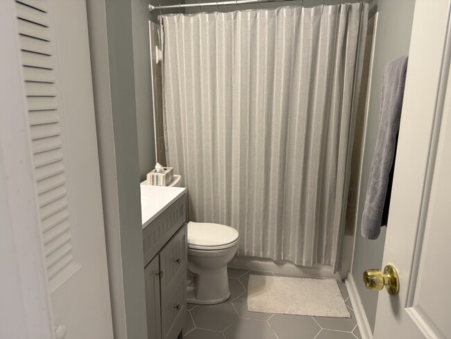 Building Photo - 980 Sutton Ct