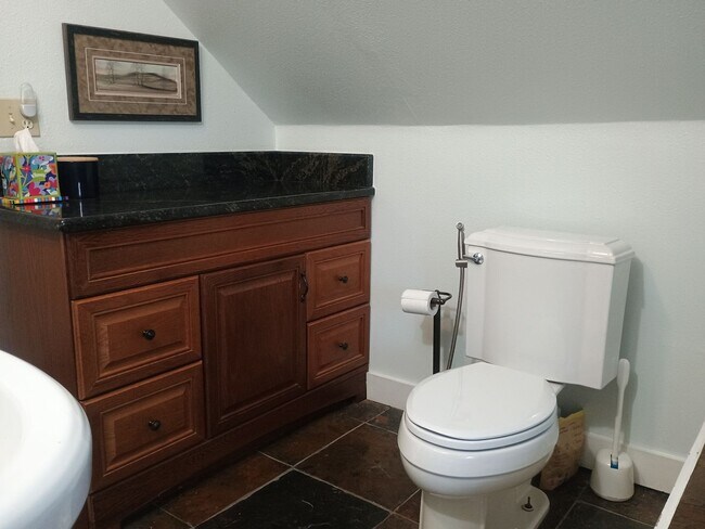Building Photo - Spacious Craftsman in the Heart of North Spokane