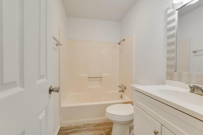 Building Photo - 411 Thelma Dr