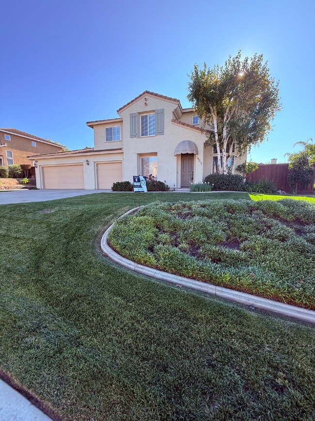 Spacious 5-Bed Family Home w/ 3-Car Garage Near Top Schools in Orange Crest. One large bedroom a... - Spacious 5-Bed Family Home w/ 3-Car Garage Near Top Schools in Orange Crest.  One large bedroom a...