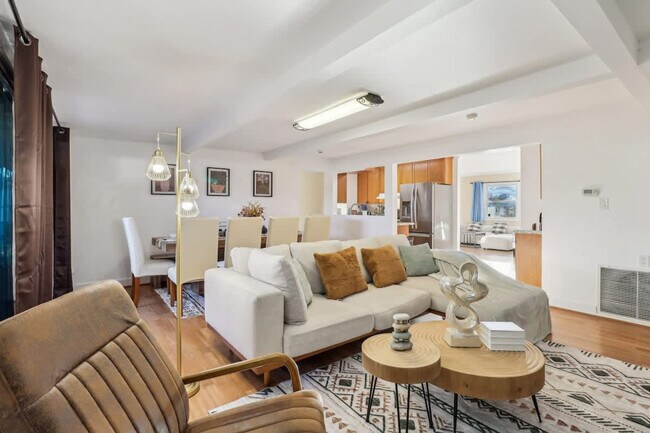 Building Photo - 609 Carlsbad St