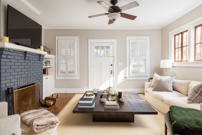 Building Photo - Beautifully Updated 2/2 w/ Great Backyard ...