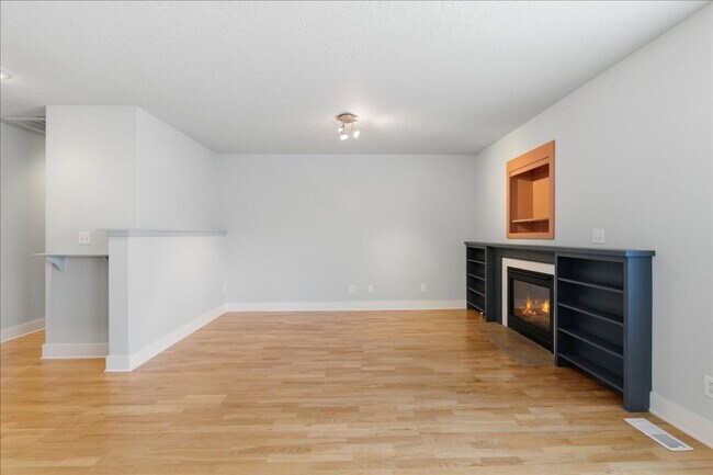 Building Photo - 3 Bedroom, 2 Bath, with 2 Car Garage Located on the Central Bench Rim