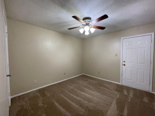 Building Photo - AVAILABLE NOW 2 BEDROOM 1 BATH DUPLEX IN H...