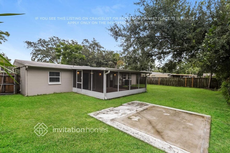 Building Photo - 813 E River Dr