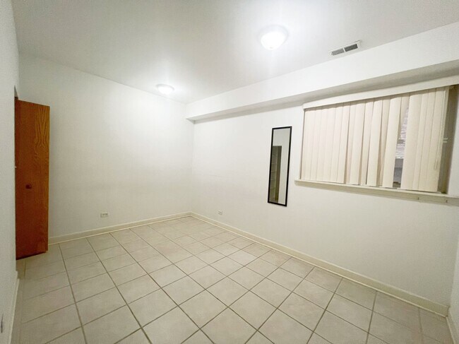 Building Photo - 705 W 31st St