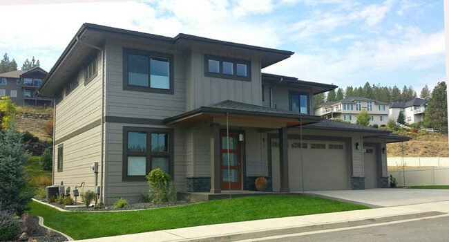 Building Photo - 713 W Willapa Ave