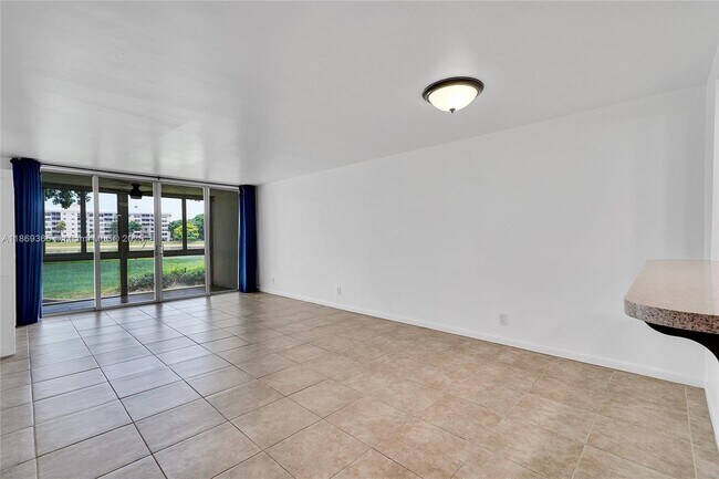 Building Photo - 2940 N Course Dr