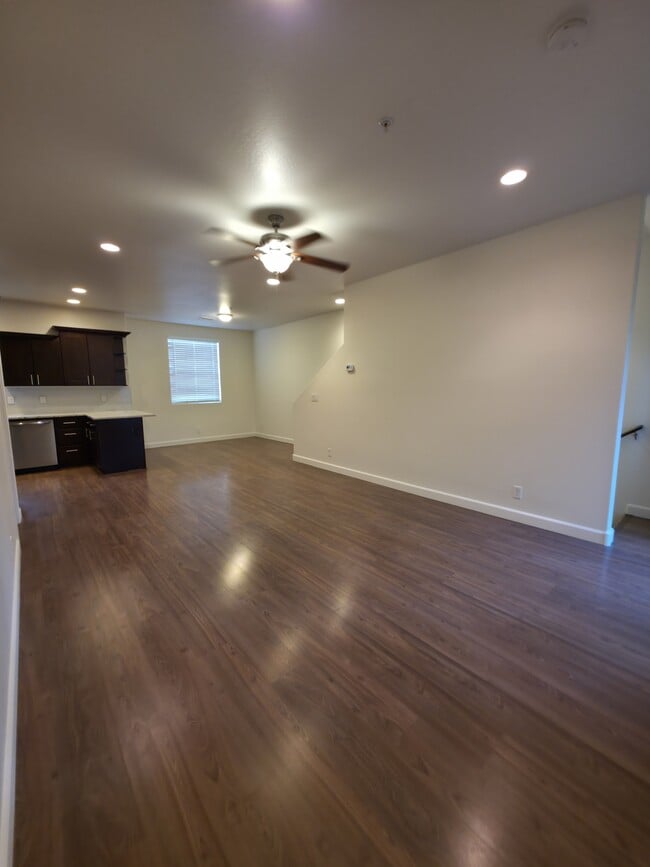 Building Photo - 2512 W Pikes Peak Dr