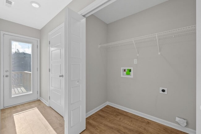 Building Photo - Pet Friendly Three Bedroom!