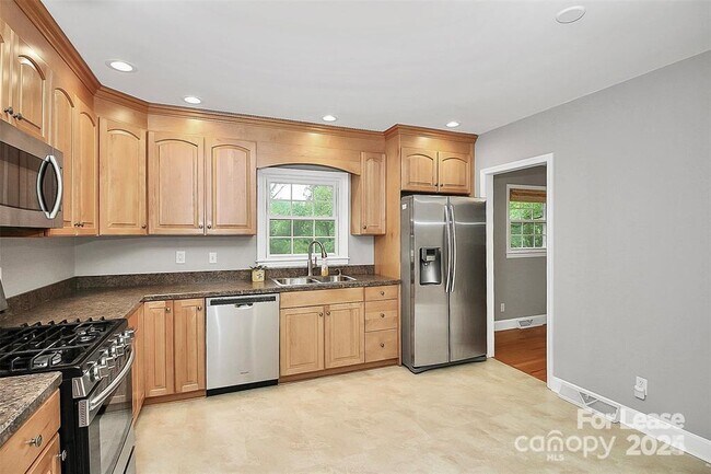 Building Photo - 6908 Lancer Dr
