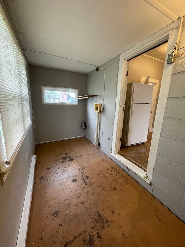 Building Photo - Four Bedroom Available in Delphi IN